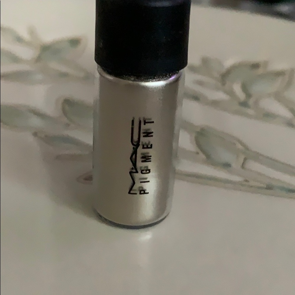 MAC loose pigment